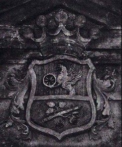 rodový znak Kolářů(Kollarz) na náhrobku v Laškově. Mluvící znak-rostoucí grf drží kolo